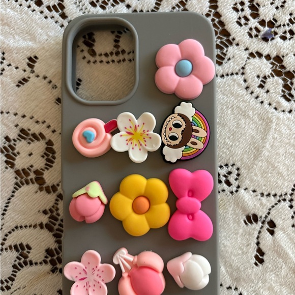 Brand new 

Silicone case 


Has charms that pop on and off  


iPhone 16 - Picture 1 of 3